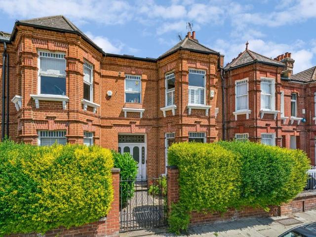 3 bedroom flat for sale