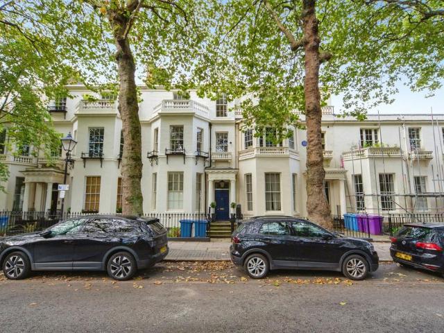 3 bedroom flat for sale