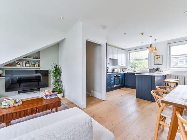 3 bedroom flat for sale