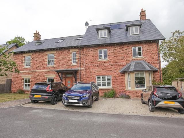 3 bedroom flat for sale