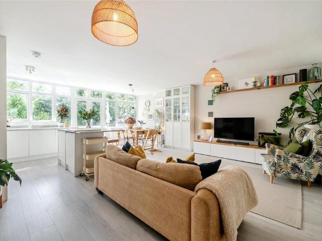 3 bedroom flat for sale