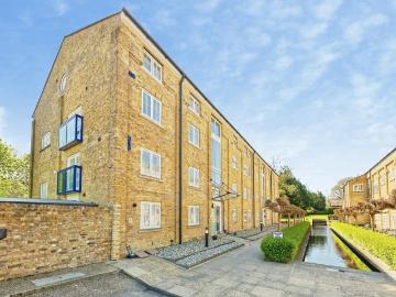 3 bedroom flat for sale
