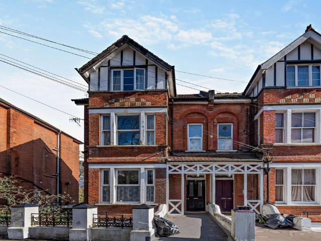 3 bedroom flat for sale