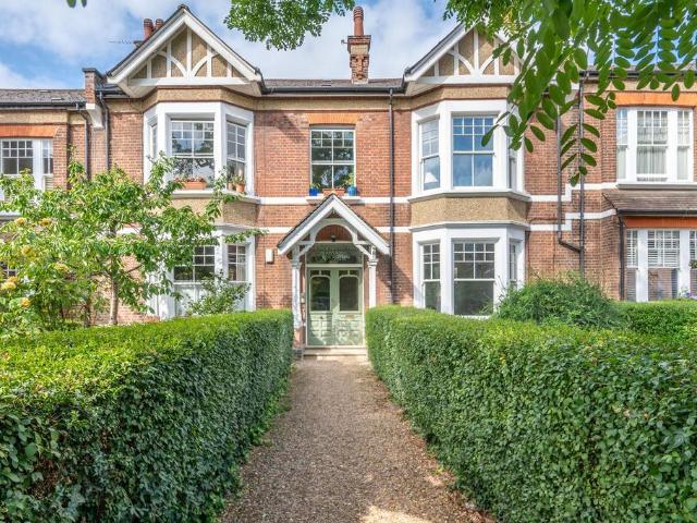3 bedroom flat for sale