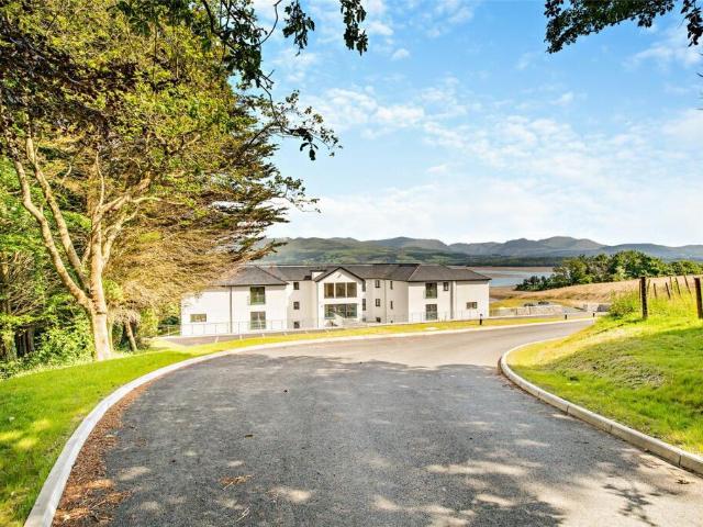 3 bedroom flat for sale