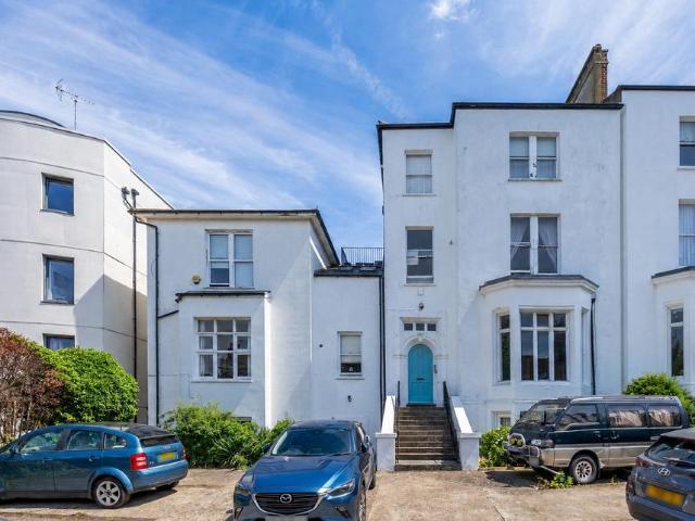 3 bedroom flat for sale