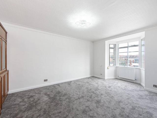3 bedroom flat for sale