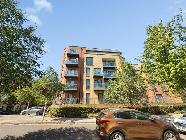 3 bedroom flat for sale