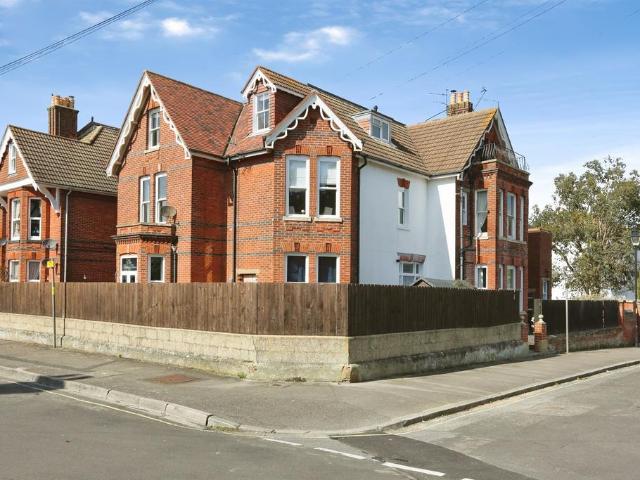 3 bedroom flat for sale