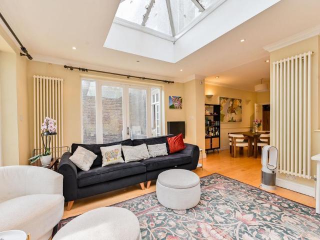 3 bedroom flat for sale