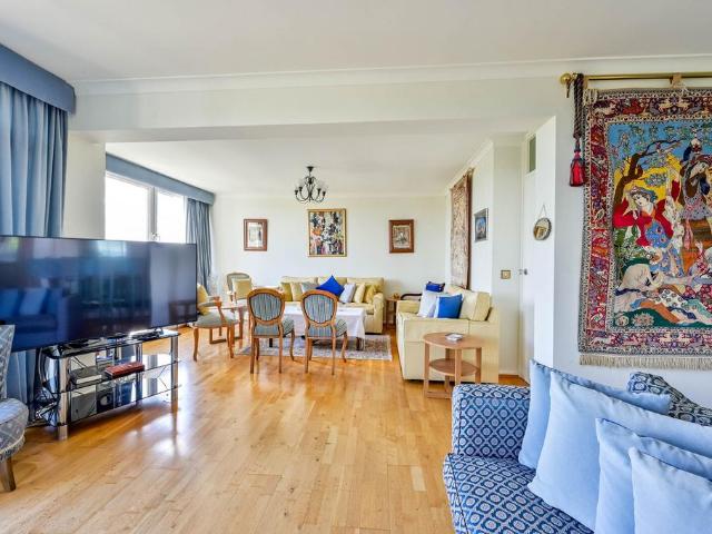 3 bedroom flat for sale