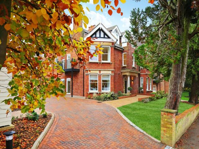 3 bedroom flat for sale