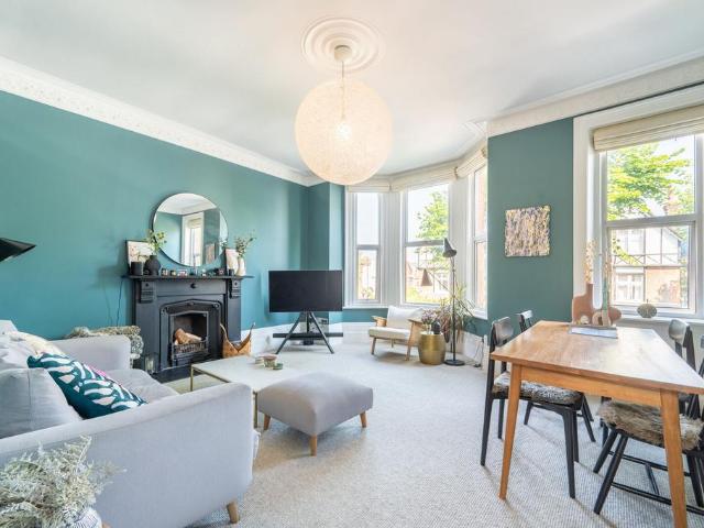 3 bedroom flat for sale