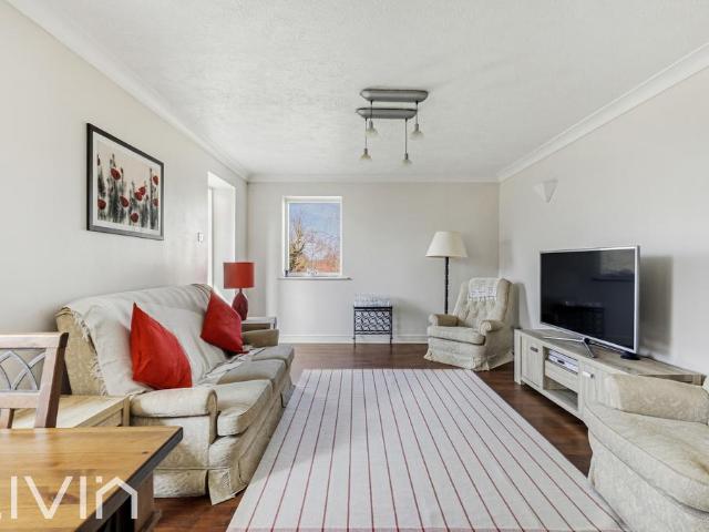3 bedroom flat for sale