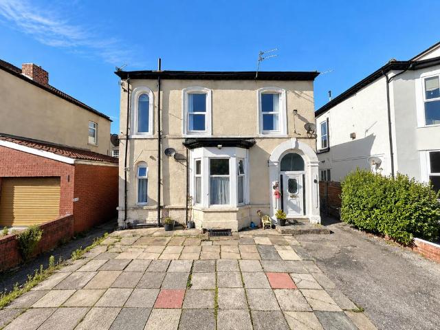 3 bedroom flat for sale