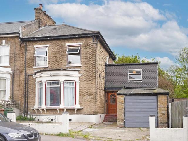 3 bedroom flat for sale