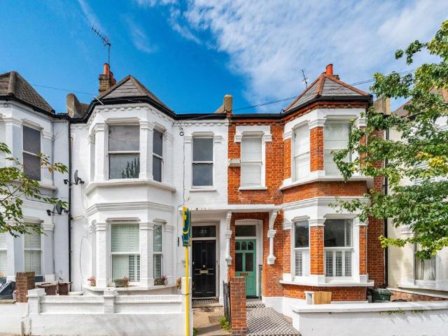 3 bedroom flat for sale