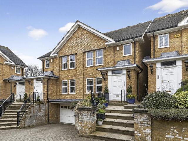 3 bedroom flat for sale