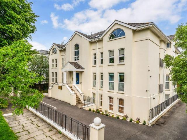 3 bedroom flat for sale