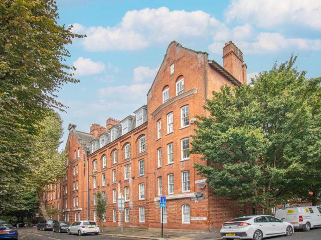 3 bedroom flat for sale