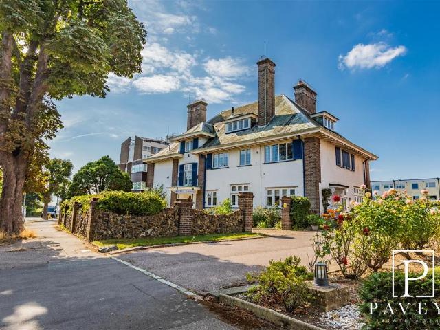 3 bedroom flat for sale