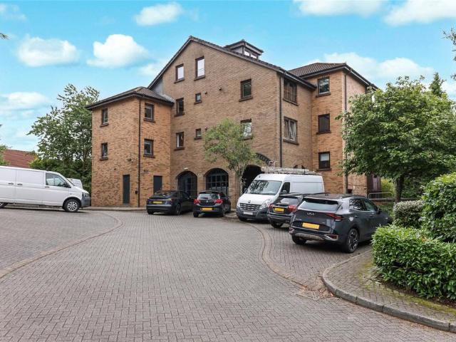 3 bedroom flat for sale