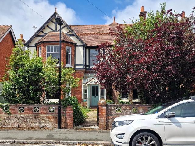 3 bedroom flat for sale