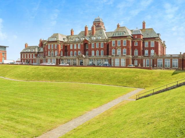 3 bedroom flat for sale