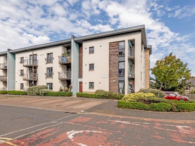 3 bedroom flat for sale