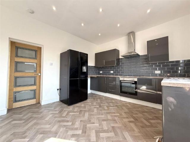 3 bedroom flat for sale