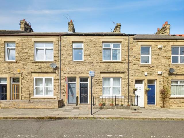 3 bedroom flat for sale