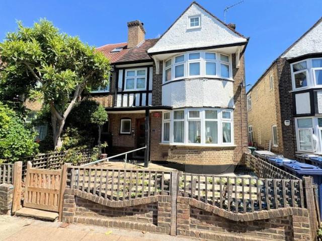 3 bedroom flat for sale