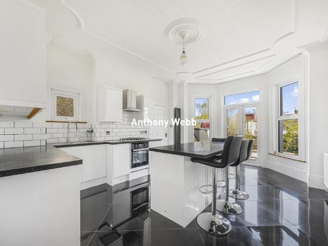 3 bedroom flat for sale