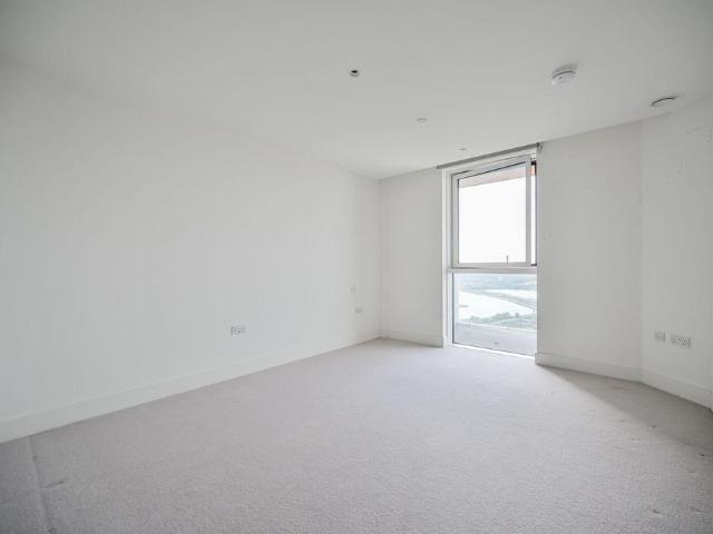 3 bedroom flat for sale