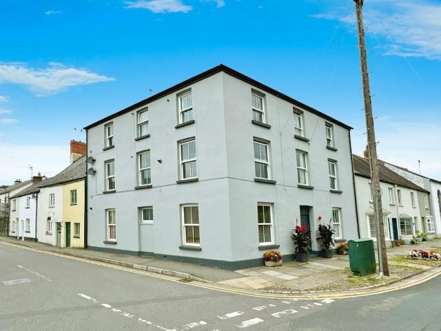 3 bedroom flat for sale