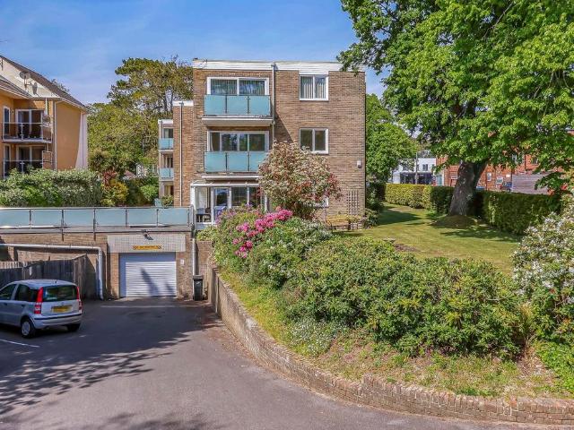 3 bedroom flat for sale