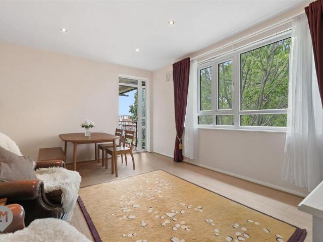 3 bedroom flat for sale