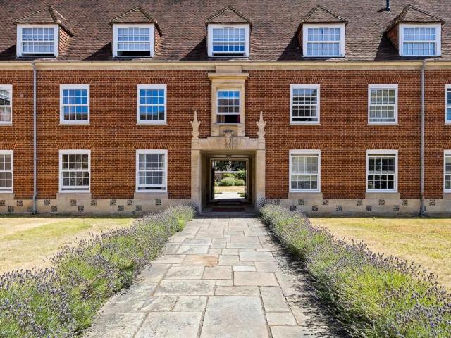 3 bedroom flat for sale