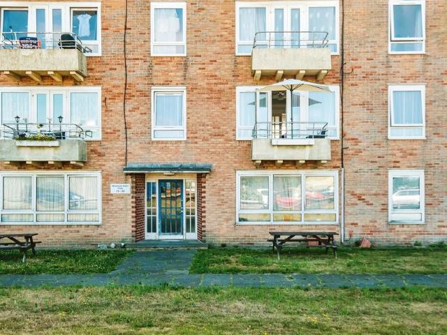 3 bedroom flat for sale