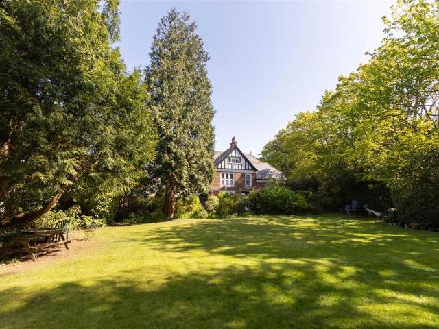 3 bedroom flat for sale