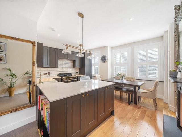 3 bedroom flat for sale