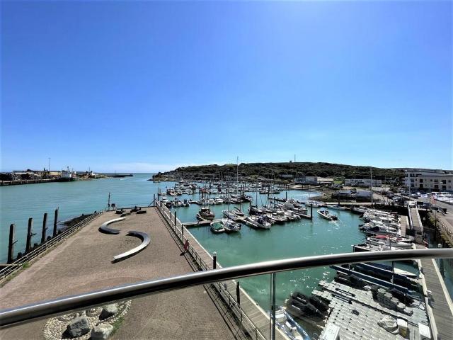 3 bedroom flat for sale