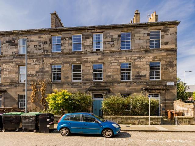 3 bedroom flat for sale
