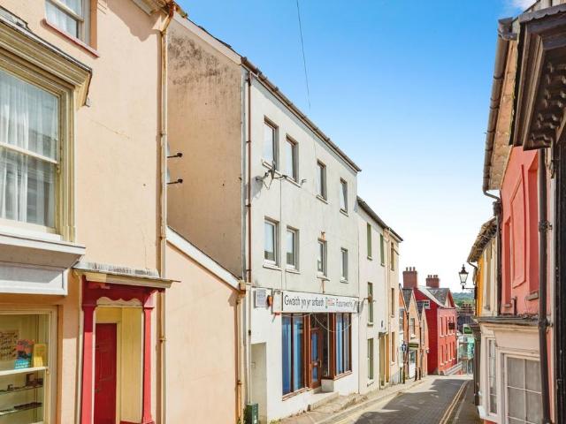 3 bedroom flat for sale