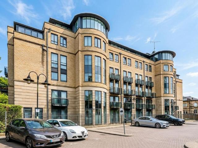 3 bedroom flat for sale