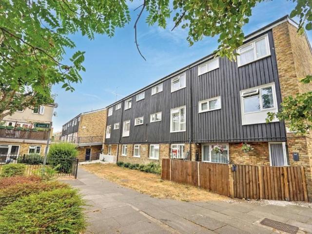 3 bedroom flat for sale