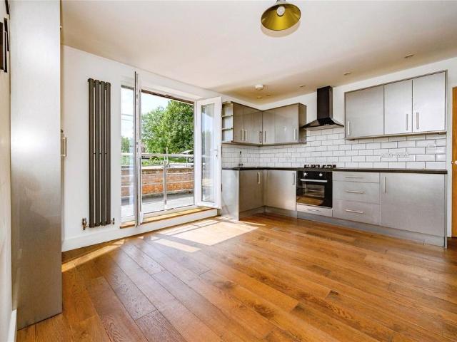 3 bedroom flat for sale