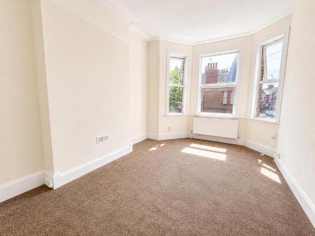 3 bedroom flat for sale