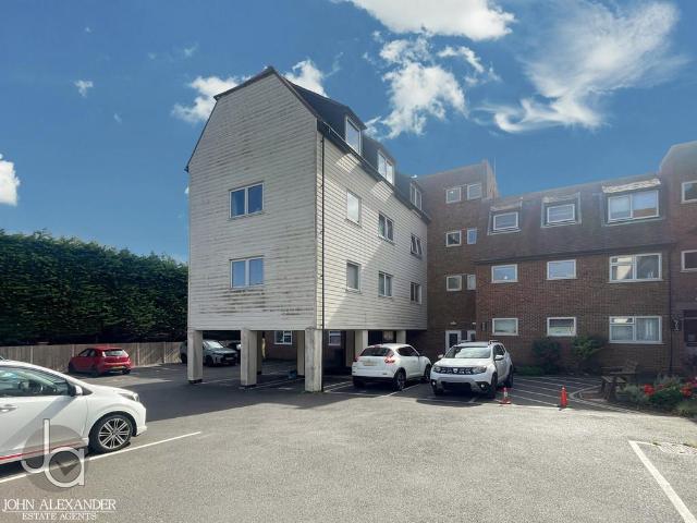 3 bedroom flat for sale