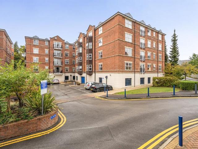 3 bedroom flat for sale